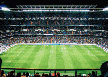 The Excitement and Risks of Betting Real Money on Football Matches: Tips for Safe and Responsible Gambling