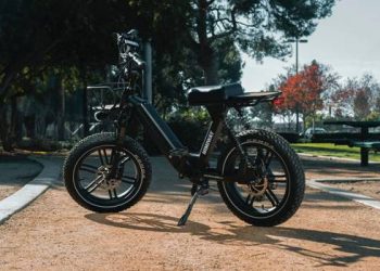 Mopeds vs. E-Bikes: A Comparison for Sustainable Urban Mobility