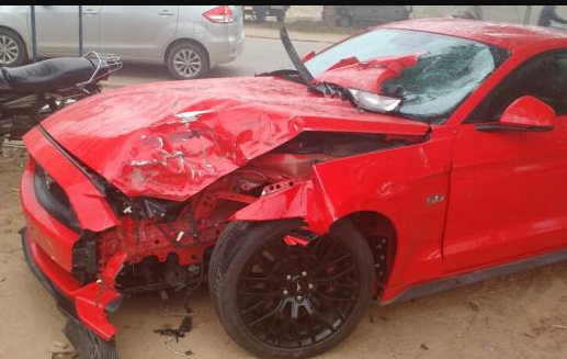 mustang red accidented