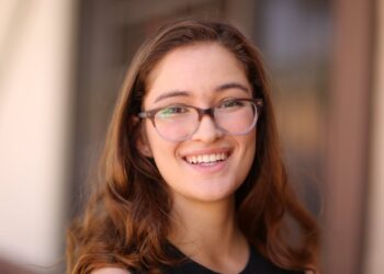 Free AI Headshot Generator vs Traditional Photoshoot